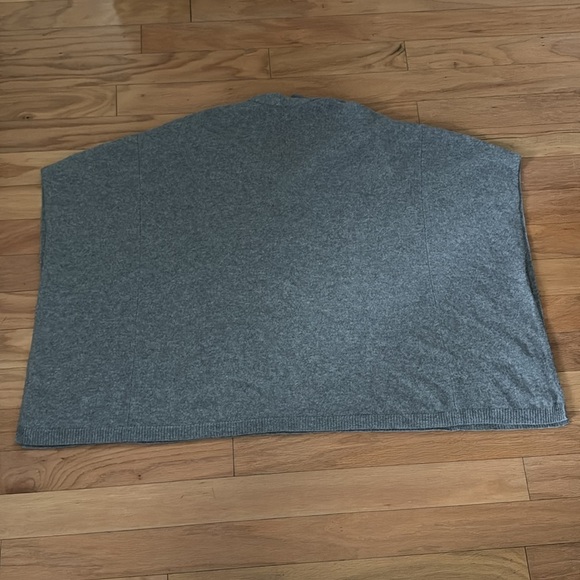 Halogen by Nordstrom | 100% cashmere | gray poncho/sweater | one size - Picture 4 of 4